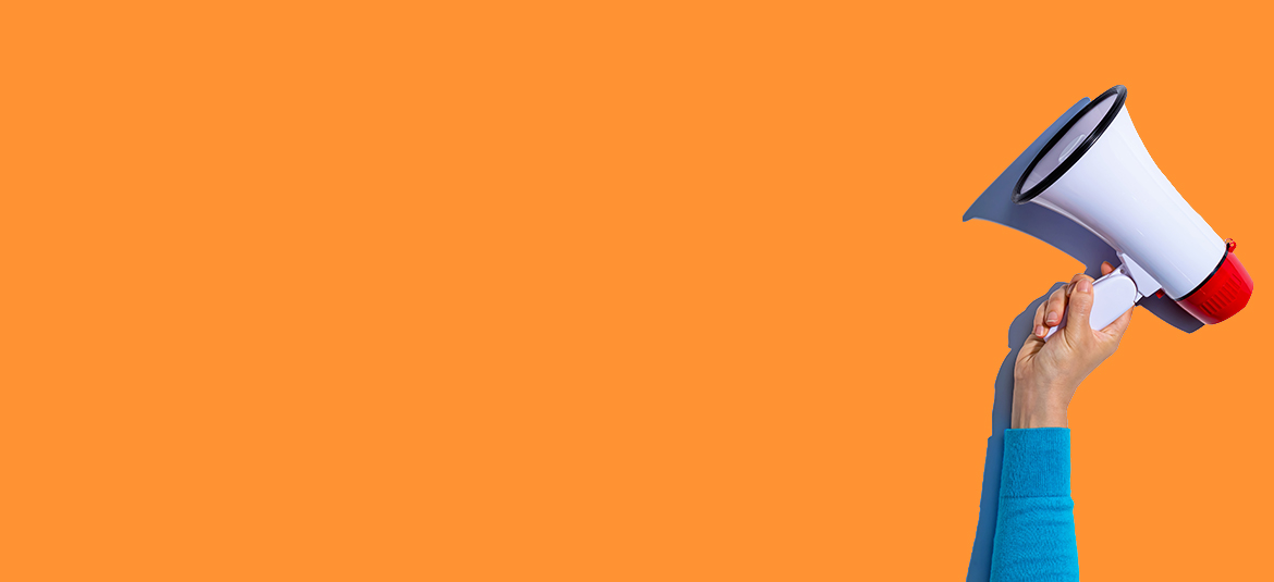 Megaphone auf orangem Hintergrund