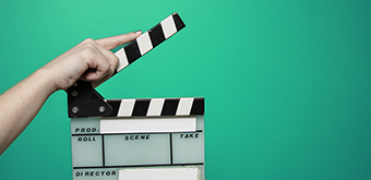 Filmklappe auf grünem Hintergrund