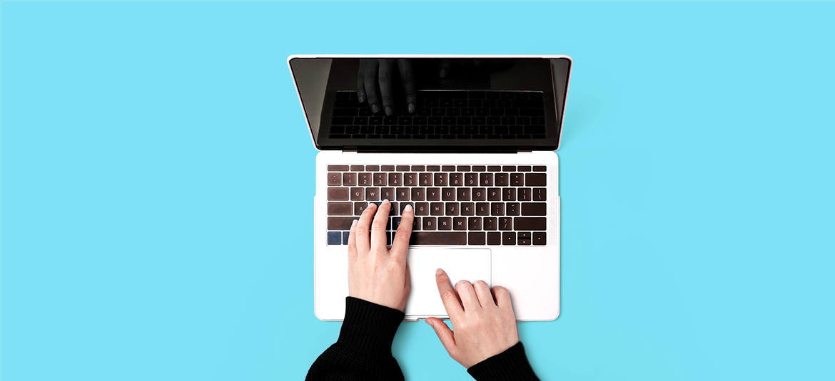 Laptop auf blauem Hintergrund