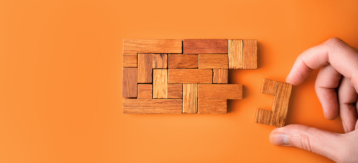 Holzpuzzle auf orangem Hintergrund